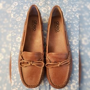 NWOT Tan ABEO Marilee Moccasins